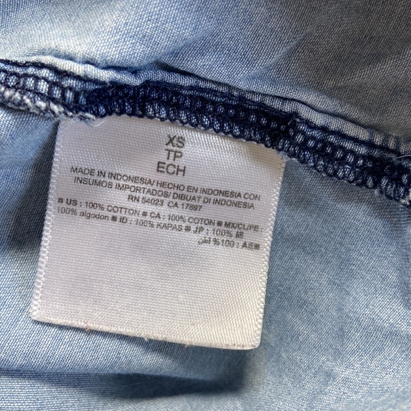 Old navy lights denim classic button down XS - Picture 5 of 5